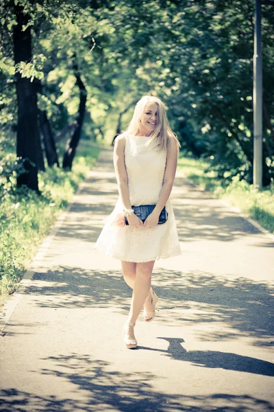 Donna bionda in un abito bianco all'aperto — Foto Stock