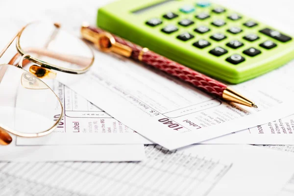 Calculating numbers for income tax return — Stock Photo, Image