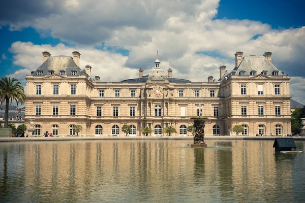 Сенат Франции и Люксембургский сад — стоковое фото