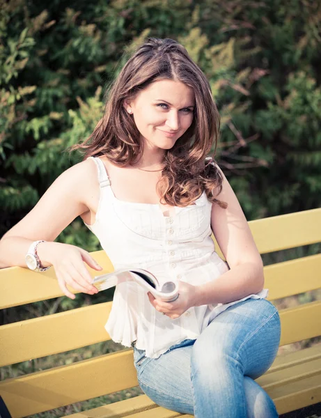 Mulher lendo uma revista no parque — Fotografia de Stock