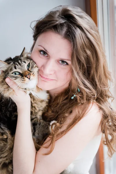Брюнетка и ее кошка — стоковое фото