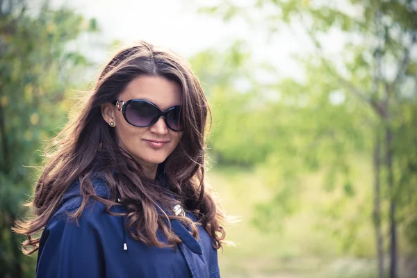 Frau in blauer Jacke im Park — Stockfoto