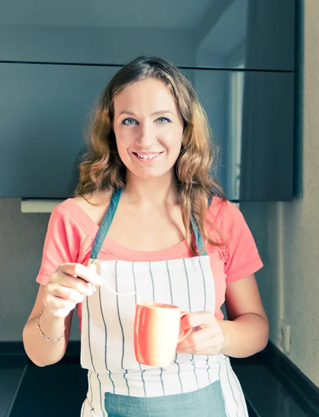 Vrouw die 's morgens thee drinkt — Stockfoto