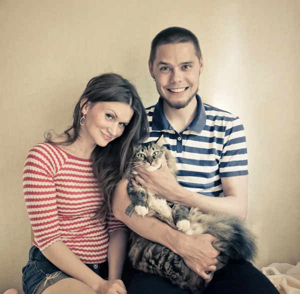 Heureux jeune couple avec leur chat — Photo