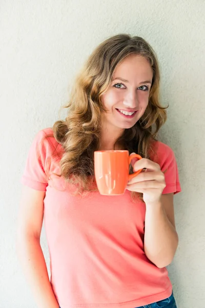 Frau mit einer Tasse Kaffee — Stockfoto