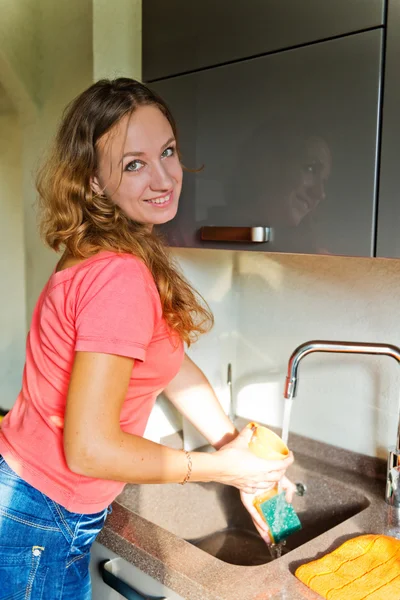 Gelukkig jonge vrouw wassen cup — Stockfoto