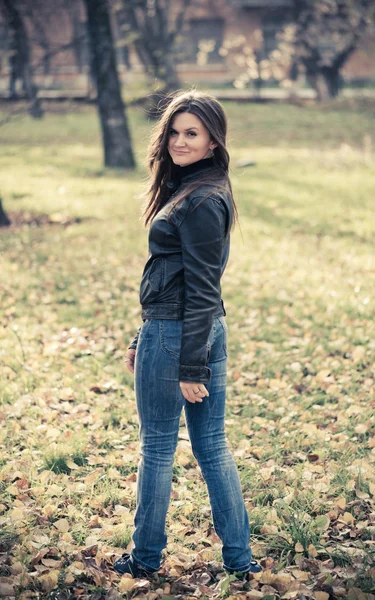 Vrouw portret in herfst park — Stockfoto