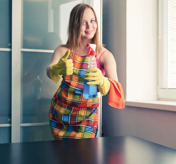 Flicka rengöring bord med möbler polska — Stockfoto