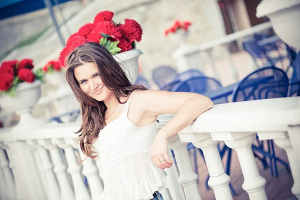 Beautiful european woman smiling outdoors — Stock Photo, Image