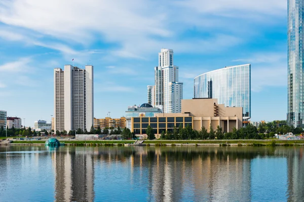 Terraplén de la ciudad de Yekaterinburg (Ecaterinburgo) —  Fotos de Stock