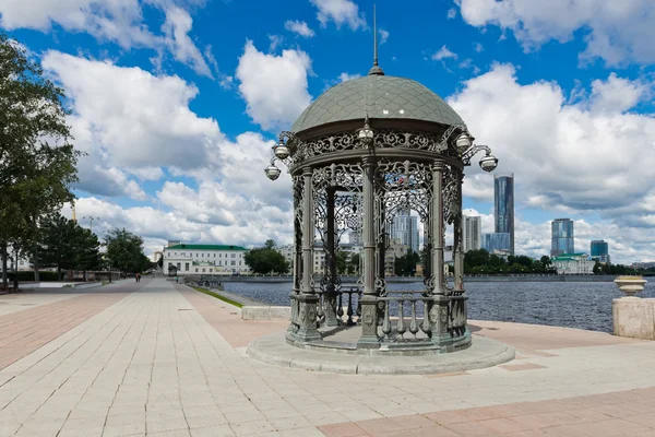 Rotonde Dijk Van Vijver Van Stad Jekaterinenburg Rusland — Stockfoto