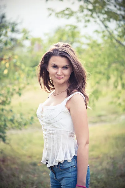 Mulher bonita sorrindo ao ar livre — Fotografia de Stock