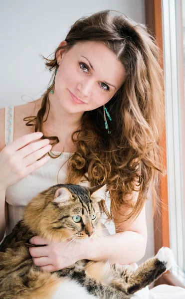 Brünette mädchen und ihre katze über — Stockfoto