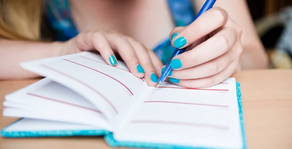 Female hand taking notes — Stock Photo, Image