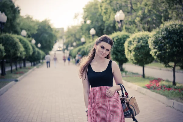 Mujer al aire libre con maquillaje de ojos ahumados —  Fotos de Stock