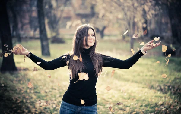 フォレストの女性を葉を投げる女性 — ストック写真