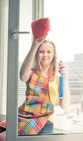 Žena v domácnosti myje okna — Stock fotografie