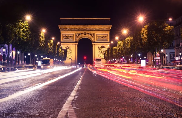 Елисейские поля ночью в Париже — стоковое фото