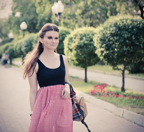 Mujer al aire libre con maquillaje de ojos ahumados — Foto de Stock