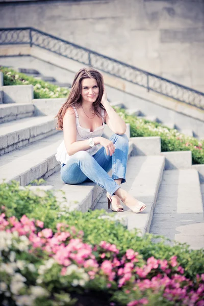 Woman sitting on steps — Stock Photo, Image