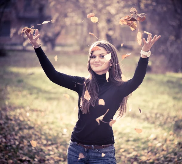 Woman throwing leaves woman in the forest — Stock Photo, Image