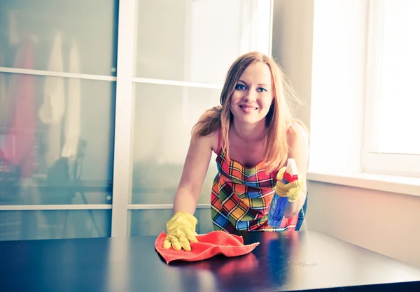 Mesa de limpieza chica con muebles pulido — Foto de Stock