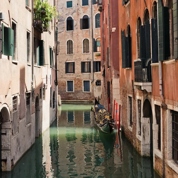 Pequeño y tranquilo canal en Venecia — Foto de Stock