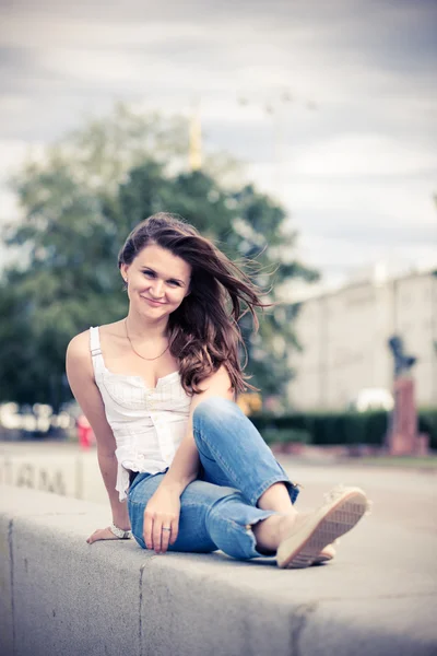 Krásná žena s úsměvem venku — Stock fotografie