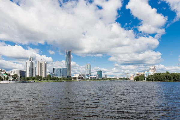 Terraplén de la ciudad de Yekaterinburg (Ecaterinburgo) — Foto de Stock