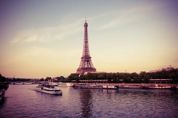 Eiffelturm mit Booten am Abend — Stockfoto