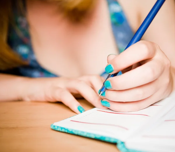 Mão feminina tomando notas — Fotografia de Stock