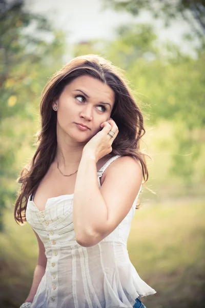 Young woman with phone outdoors — Stock Photo, Image