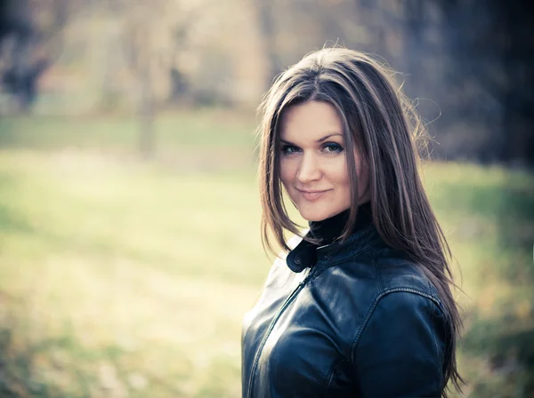 Woman portrait in autumn park — Stock Photo, Image