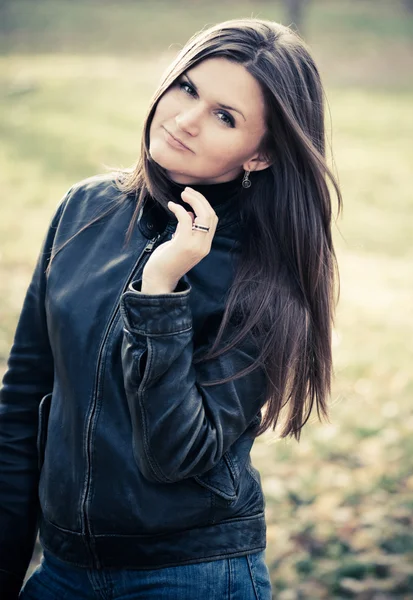 Woman portrait in autumn park — Stock Photo, Image