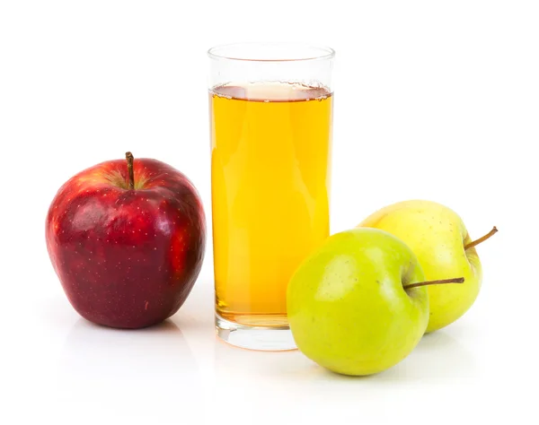 Äppeljuice i glas och äpplen — Stockfoto