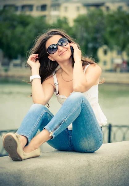 Jonge vrouw met telefoon buiten — Stockfoto