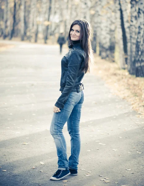 Mulher posando no parque de outono — Fotografia de Stock