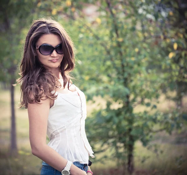 Femme européenne souriant à l'extérieur — Photo