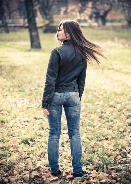 Retrato de mulher no parque de outono — Fotografia de Stock