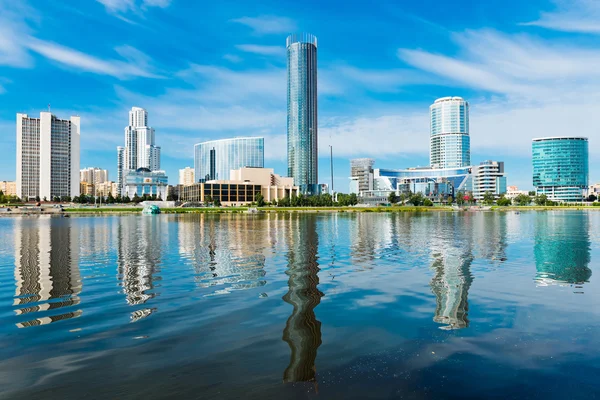 Terraplén de la ciudad de Yekaterinburg (Ecaterinburgo) —  Fotos de Stock