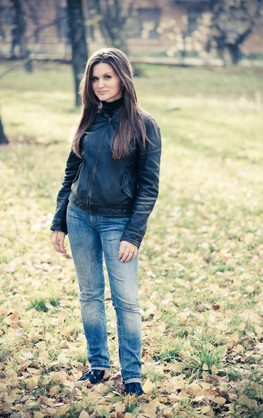 Portrait de femme dans le parc d'automne — Photo