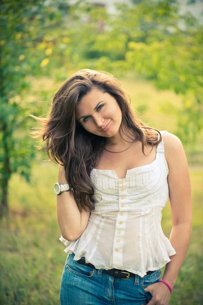 Mulher bonita sorrindo ao ar livre — Fotografia de Stock