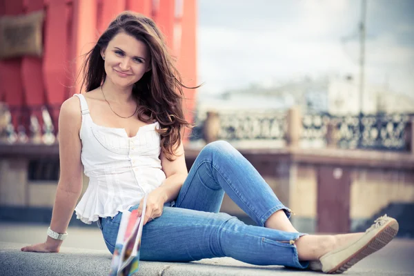 Mujer joven con revista de moda — Foto de Stock