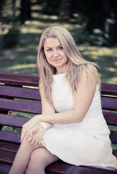 Woman sitting on the bench in park — Stock Photo, Image