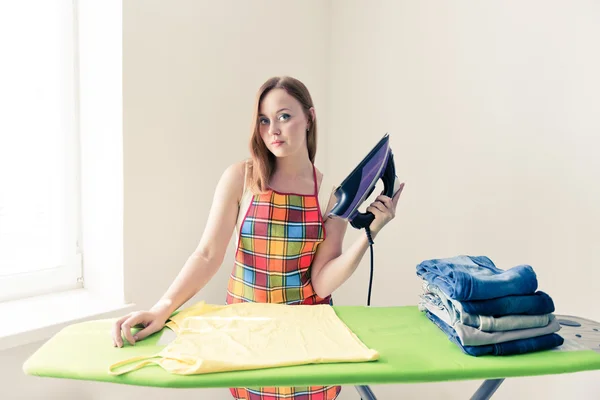 Joven hermosa mujer planchando ropa —  Fotos de Stock