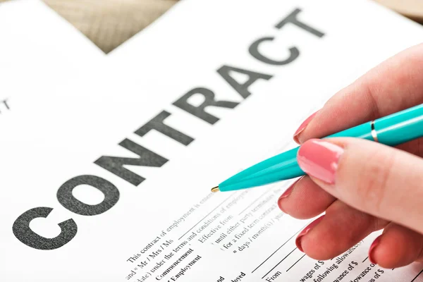 Pen op de contractpapieren — Stockfoto