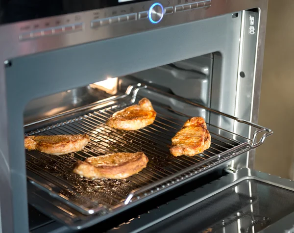 Fleisch wird im Ofen gekocht — Stockfoto