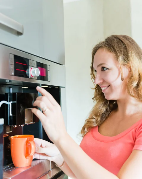 Frau kocht Kaffee — Stockfoto