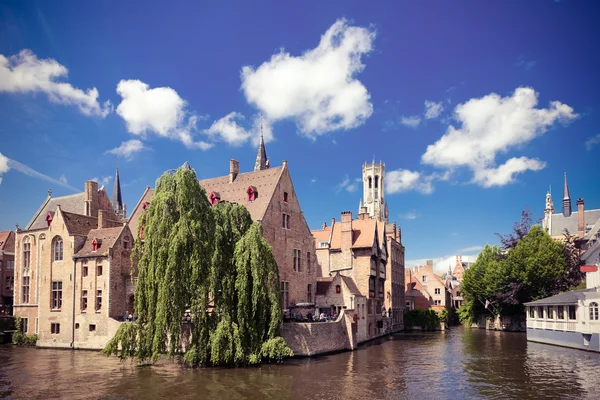 Medeltida hus, Rozenhoedkaai i Brugge — Stockfoto