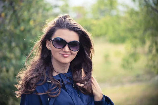 Frau in blauer Jacke im Park — Stockfoto